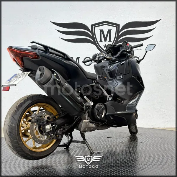 Yamaha TMAX - Vista 9