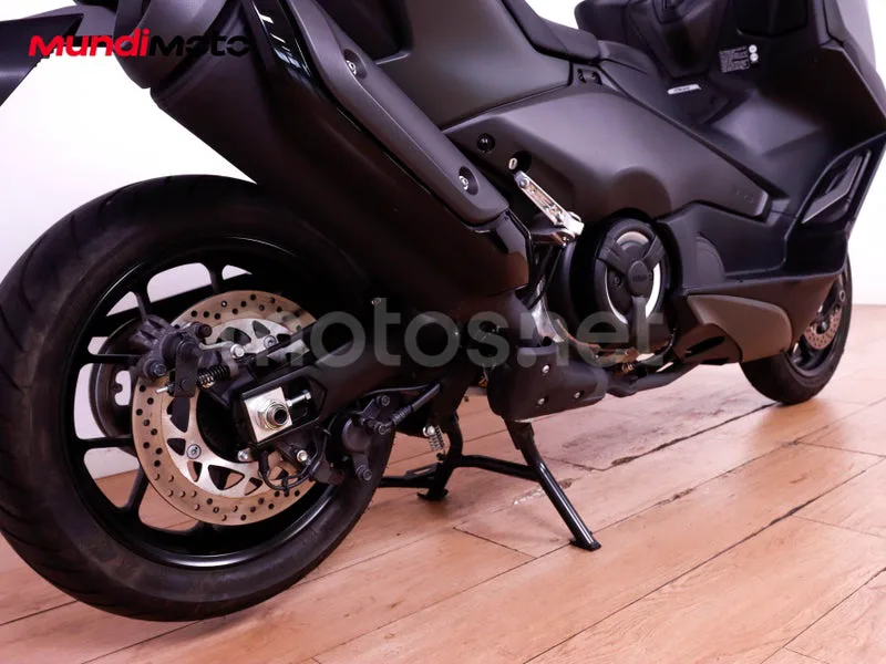Yamaha TMAX - Vista 4