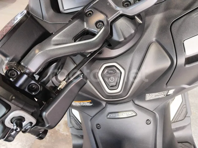 Yamaha TMAX - Vista 8