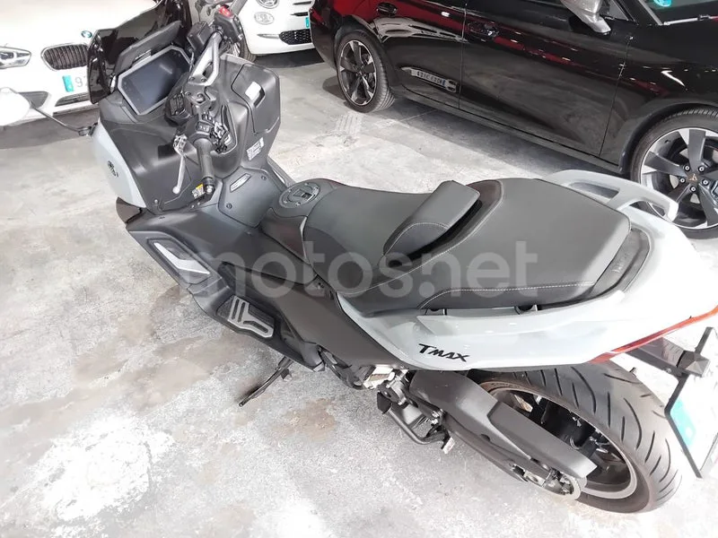 Yamaha TMAX - Vista 9