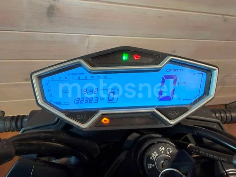CFMOTO 650NK - Vista 13