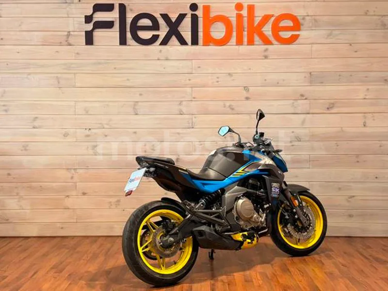 CFMOTO 650NK - Vista 4