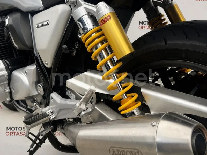 Honda CB1100 - Vista 7