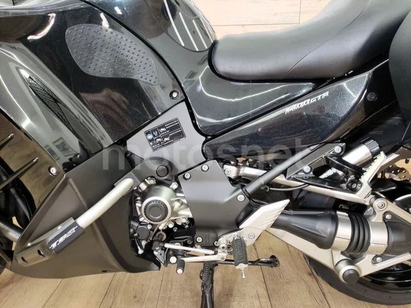 Kawasaki 1400GTR - Vista 11