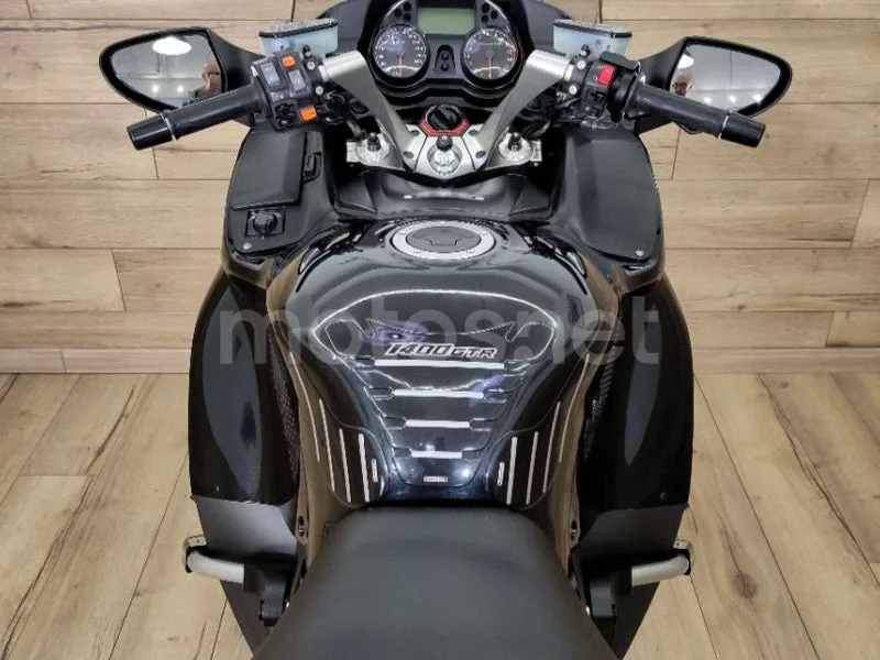 Kawasaki 1400GTR - Vista 18