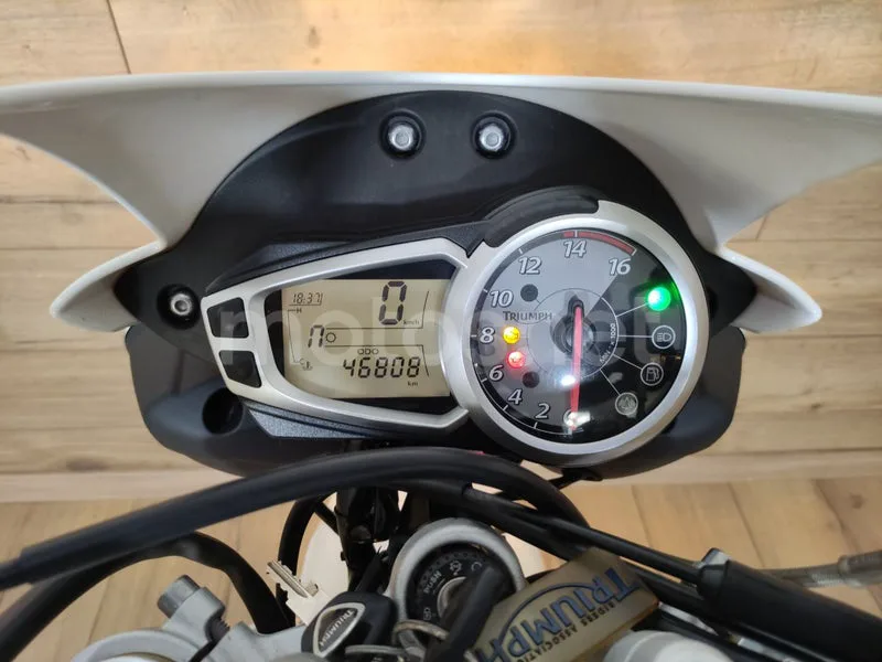 Triumph Street Triple - Vista 12