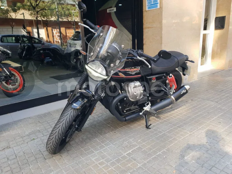 Moto Guzzi V7 - Vista 3