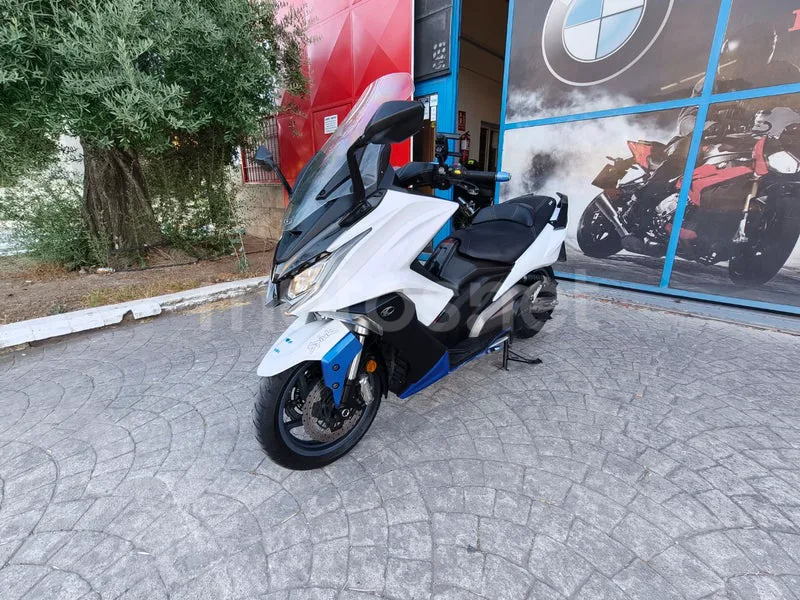 Kymco AK 550 - Vista 3