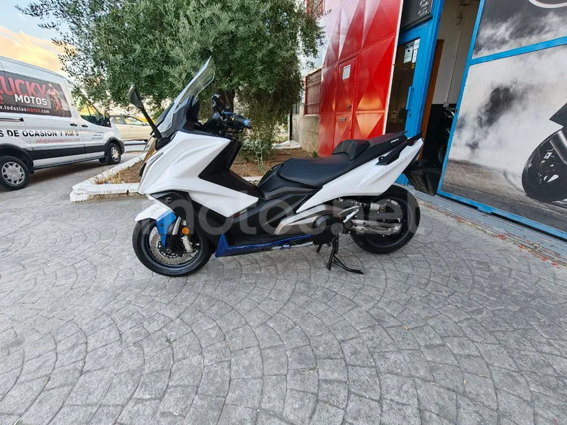 Kymco AK 550 - Vista 4