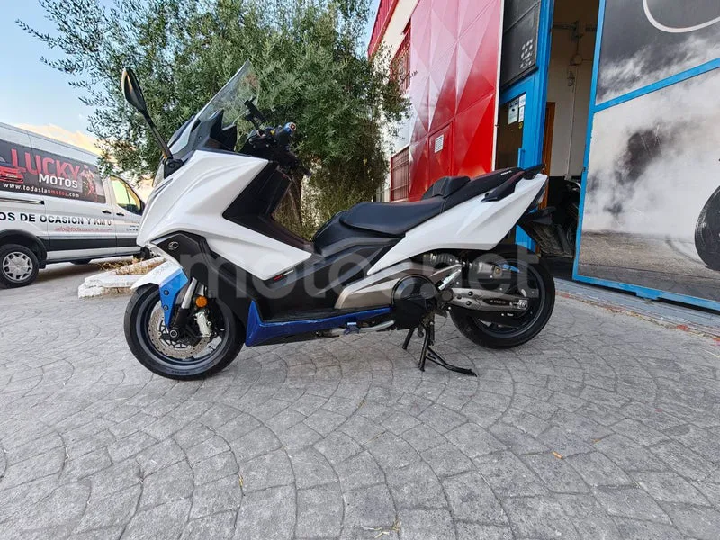 Kymco AK 550 - Vista 6