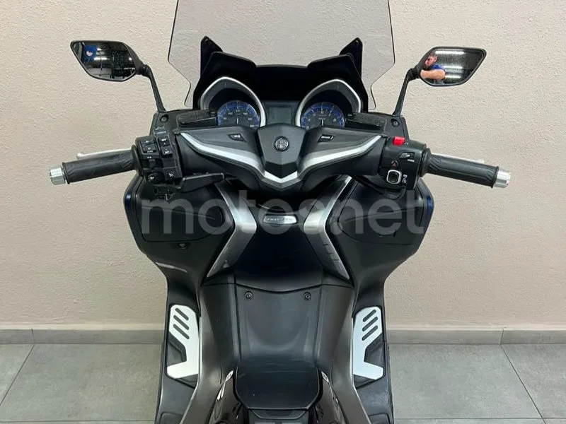 Yamaha TMAX - Vista 12