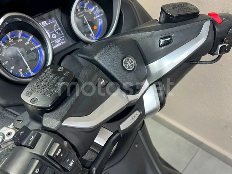 Yamaha TMAX - Vista 15