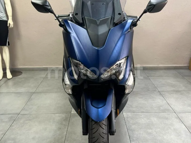 Yamaha TMAX - Vista 18