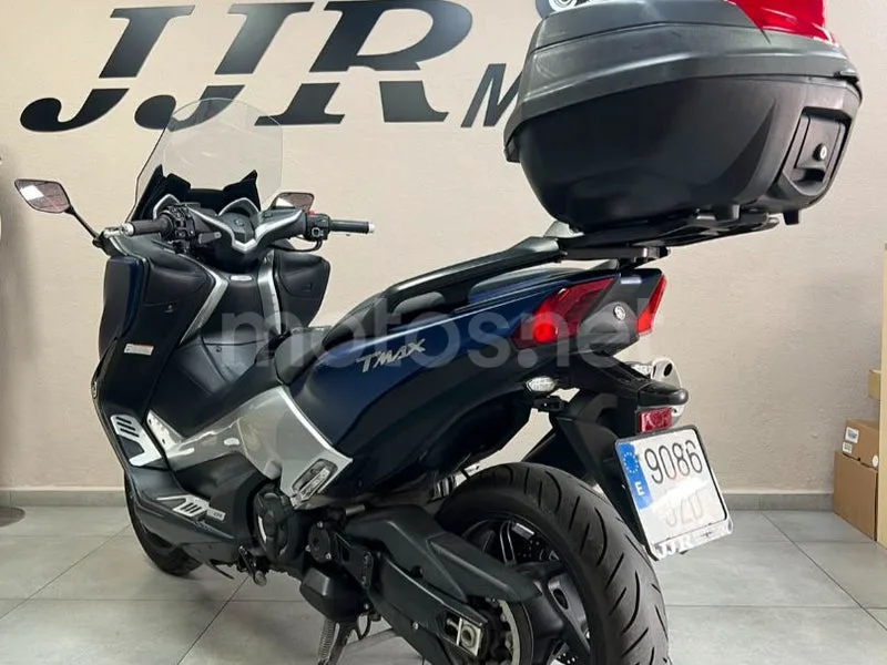 Yamaha TMAX - Vista 9