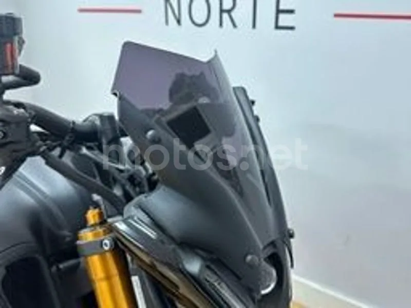 Yamaha MT-09 - Vista 16