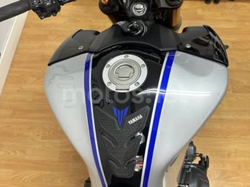 Yamaha MT-09 - Vista 20