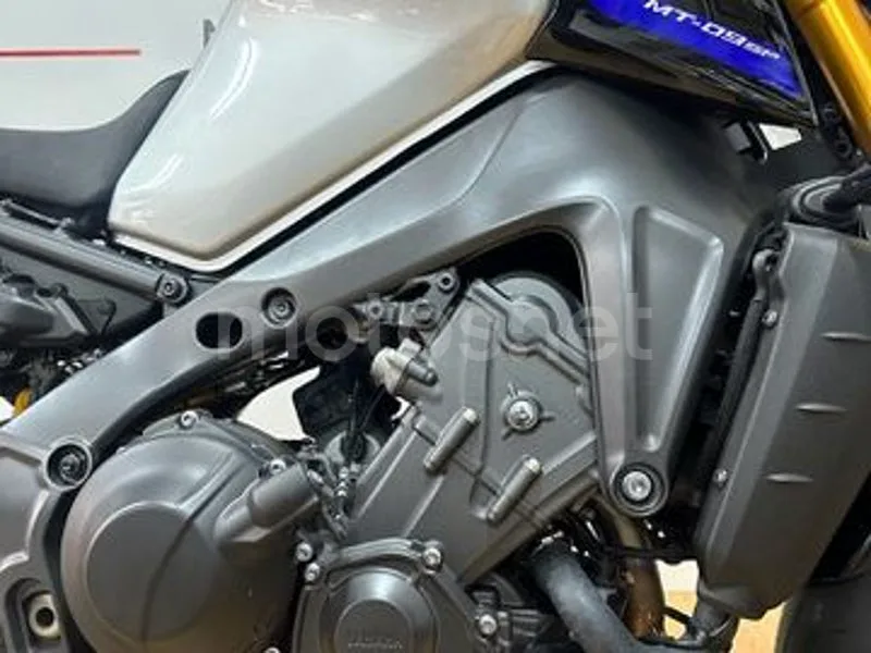 Yamaha MT-09 - Vista 21