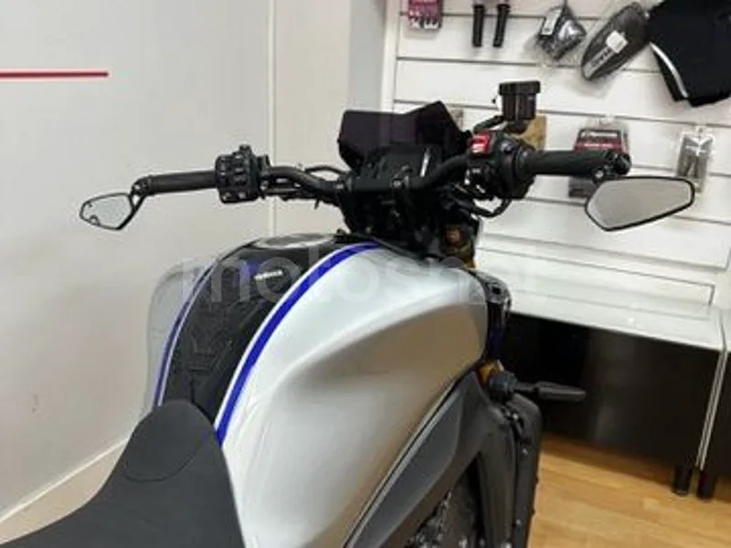 Yamaha MT-09 - Vista 24