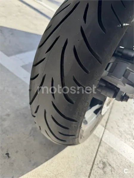 Kymco AK 550 - Vista 5