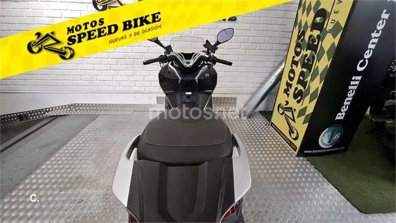 Kawasaki J300 - Vista 12