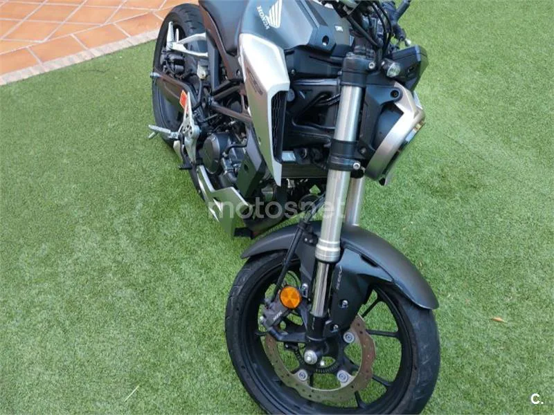 Honda CB125R - Vista 4