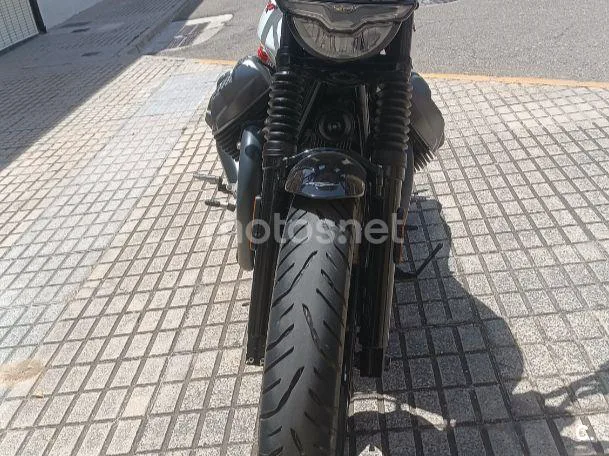 Moto Guzzi V7 - Vista 3