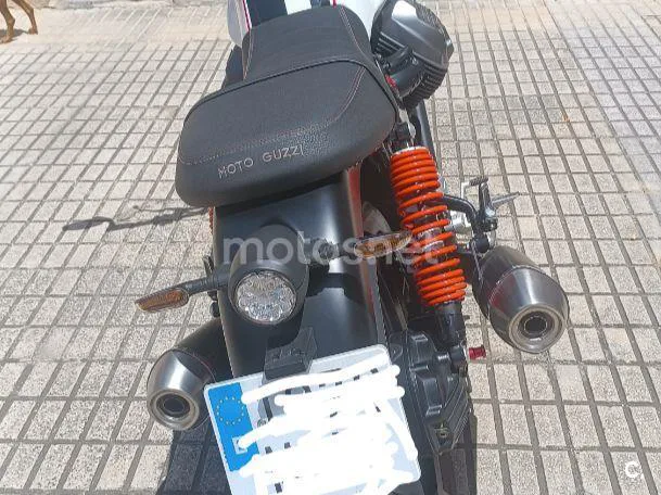 Moto Guzzi V7 - Vista 4