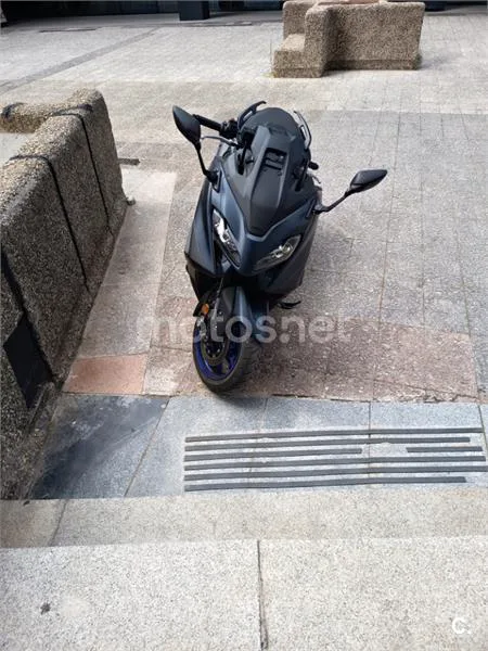 Yamaha TMAX - Vista 3