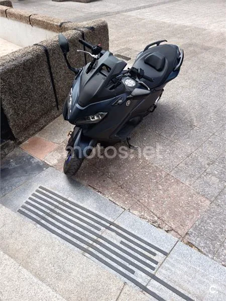 Yamaha TMAX - Vista 4