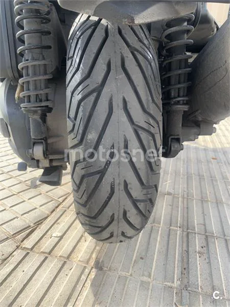 Yamaha XMAX 400 - Vista 3