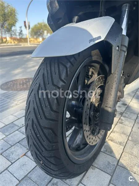 Yamaha XMAX 400 - Vista 6