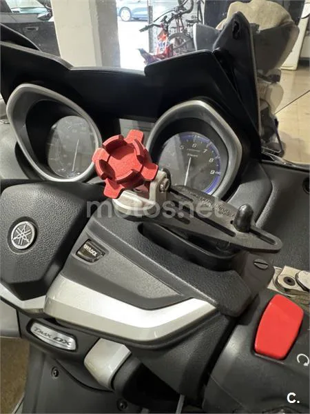 Yamaha TMAX - Vista 9