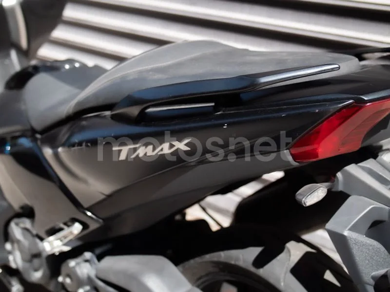 Yamaha TMAX - Vista 17