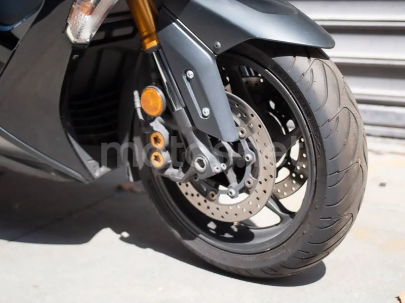 Yamaha TMAX - Vista 4