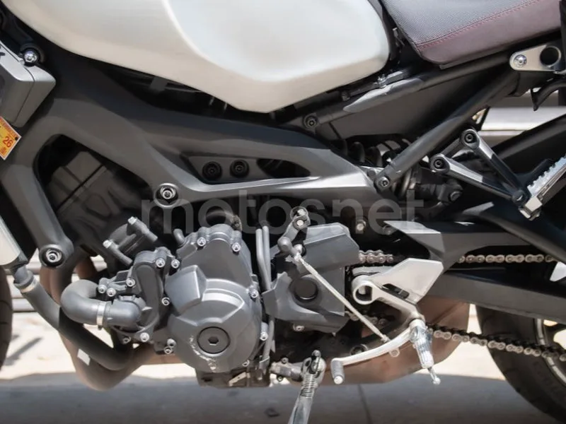 Yamaha XSR900 - Vista 18