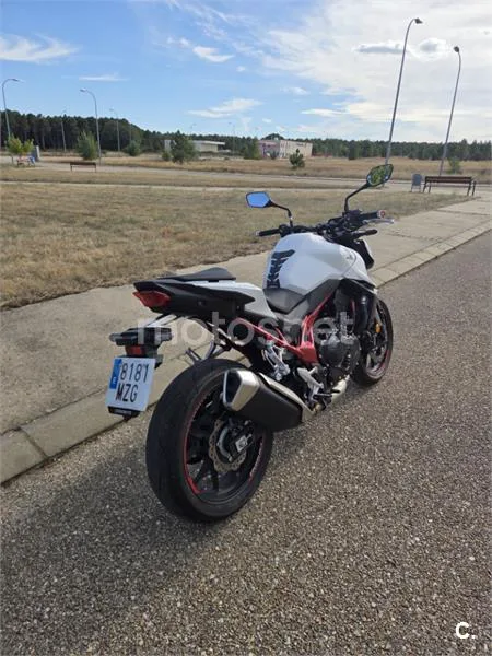 Honda CB750 Hornet - Vista 3