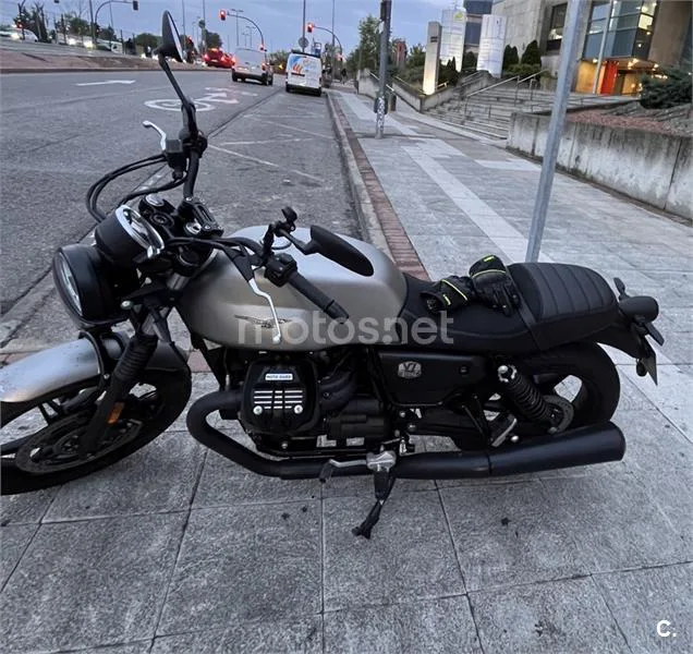 Moto Guzzi V7 - Vista 4