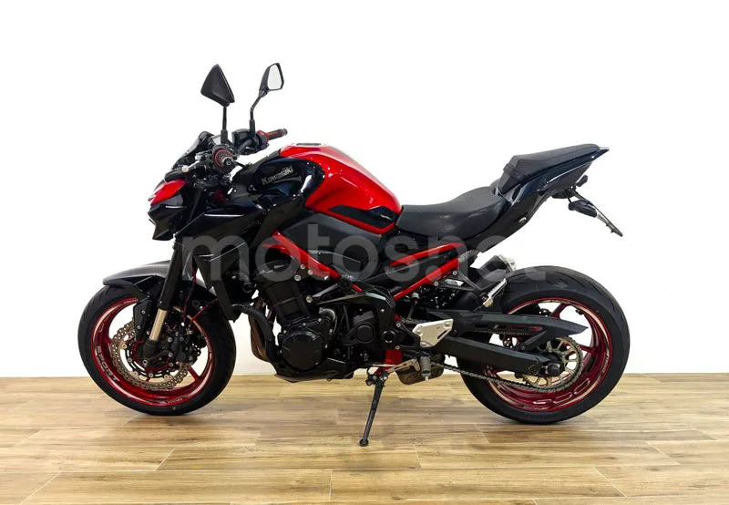 Kawasaki Z900 - Vista 5