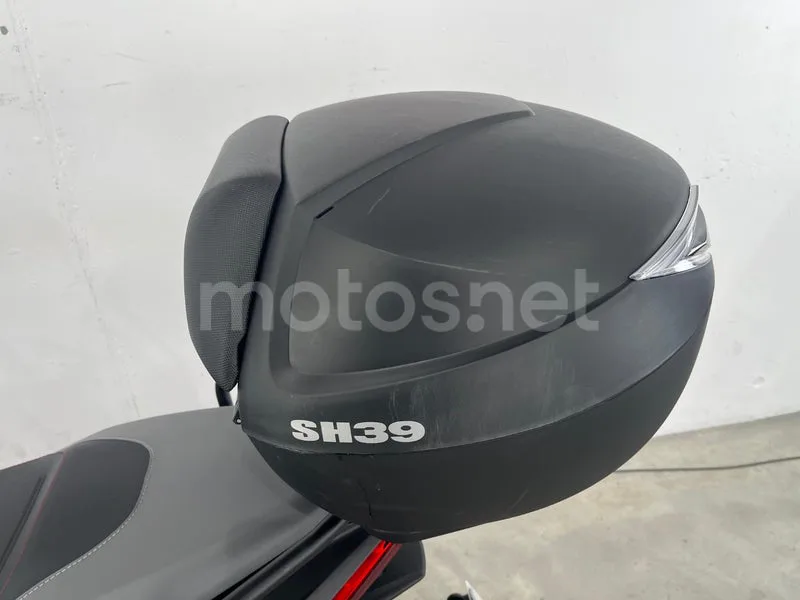 Aprilia SR GT 125 - Vista 22