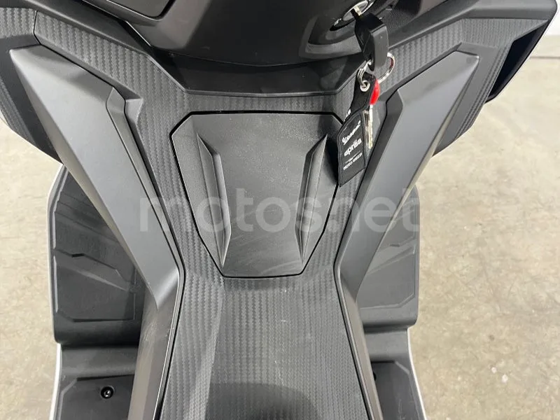 Aprilia SR GT 125 - Vista 25