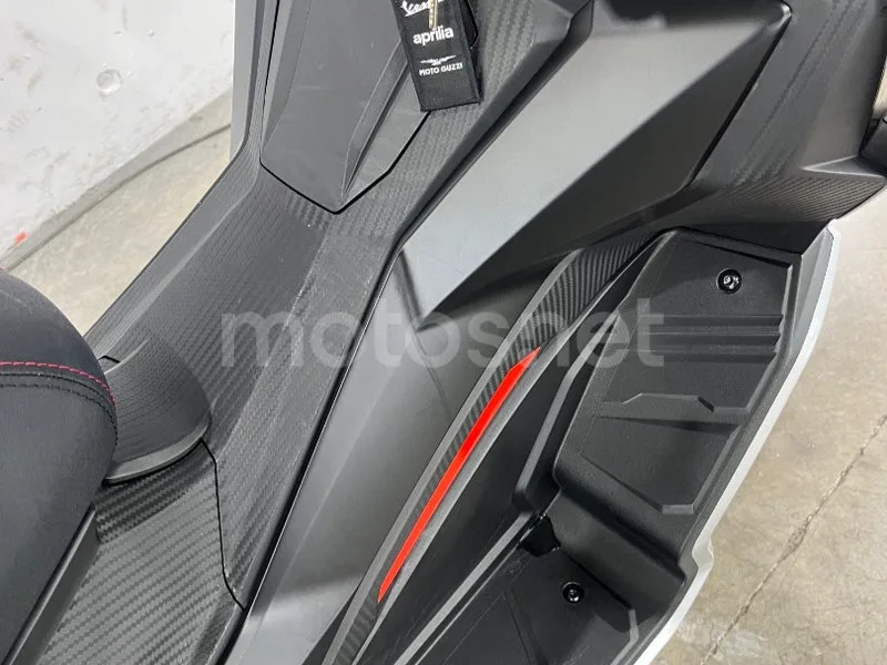 Aprilia SR GT 125 - Vista 30