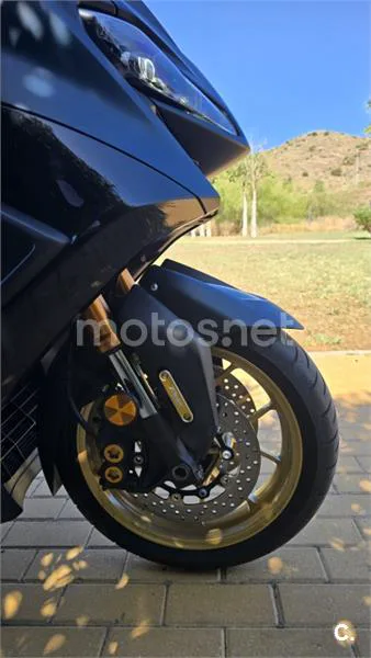 Yamaha TMAX - Vista 8