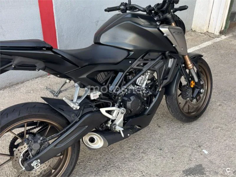 Honda CB125R - Vista 4