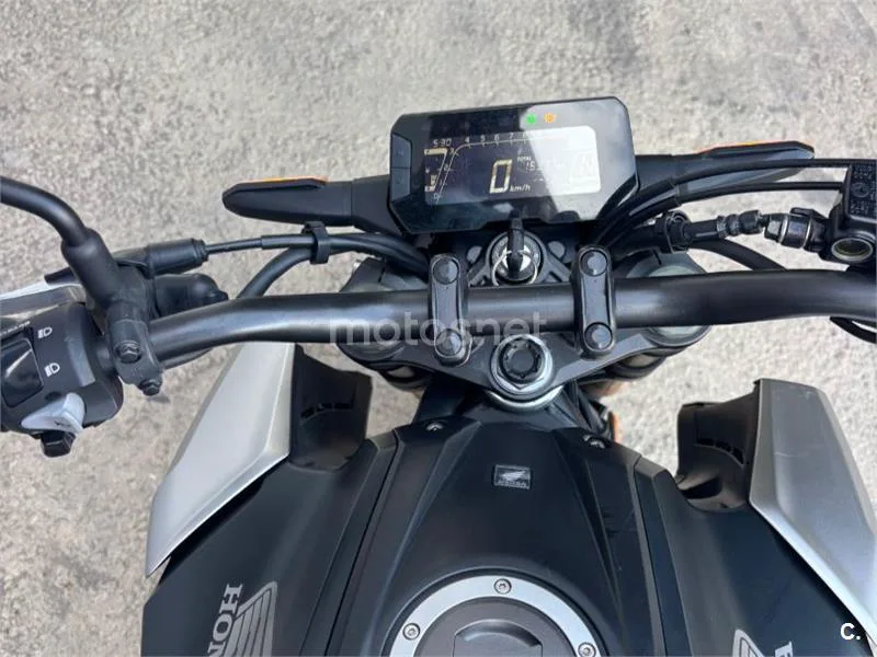 Honda CB125R - Vista 8