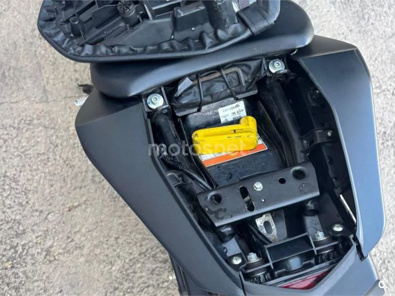 Honda CB125R - Vista 10