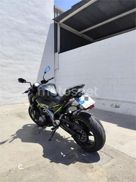 Kawasaki Z900 - Vista 4