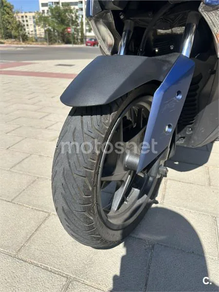 Yamaha XMAX 300 - Vista 27