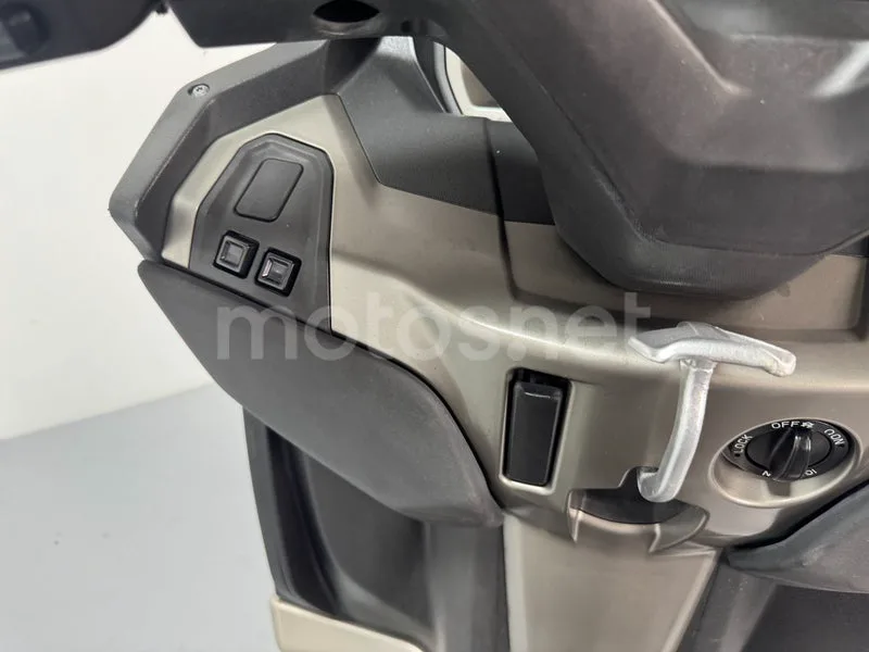 Piaggio MP3 - Vista 12