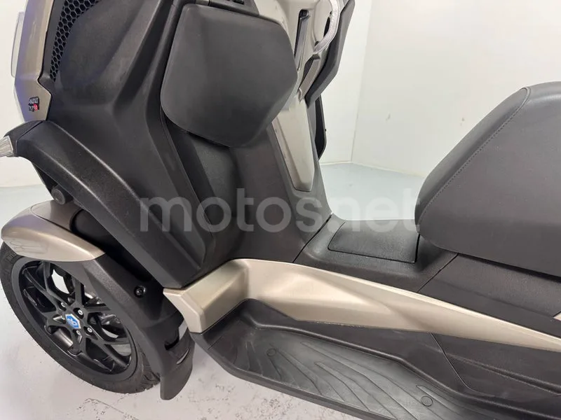 Piaggio MP3 - Vista 20