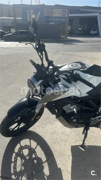 Honda CB125R - Vista 3